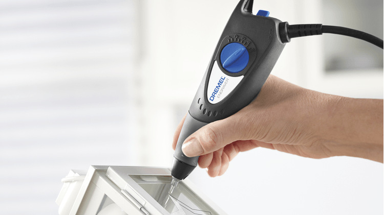 Přímá bruska Dremel Engraver (290-1) je opatřena ergonomickou pogumovanou rukojetí