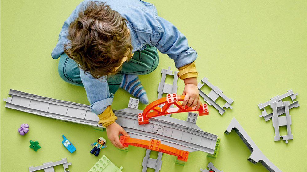 Stavebnice LEGO® DUPLO® 10426 Železniční most a koleje – rozšiřující sada Pohyblivá závora a sestavitelný most umožňují dětem měnit průběh každé jízdy a vymýšlet nové železniční příběhy.