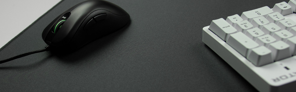 Podložka pod myš HATOR Tonn EVO XXL černá Detail povrchu podložky HATOR Tonn EVO s myší a částí klávesnice