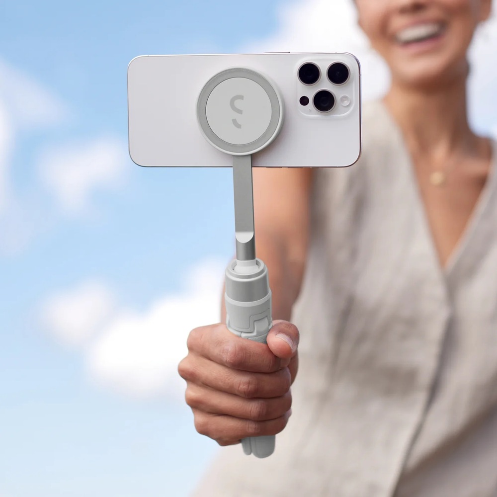 Žena drží mini stativ SnapStand Mini v ruce 
