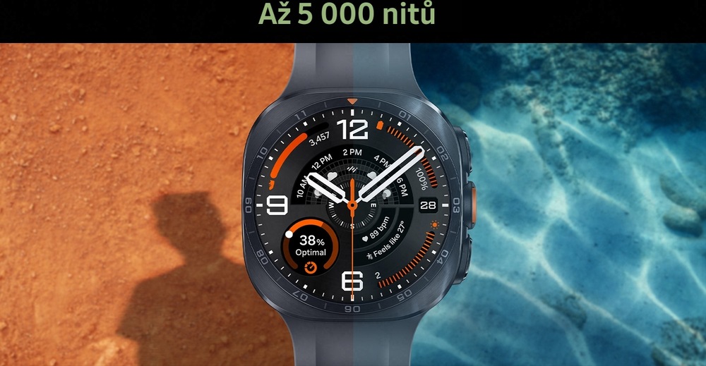 Galaxy Watch Ultra2 v barevném provedení Titanium Silver se sportovním řemínkem Marine Band v barvě Olive, zobrazené zepředu s kapkami vody a rozptýleným pískem a štěrkem kolem hodinek, které demonstrují jejich odolnost vůči živlům, jako jsou voda a prach.