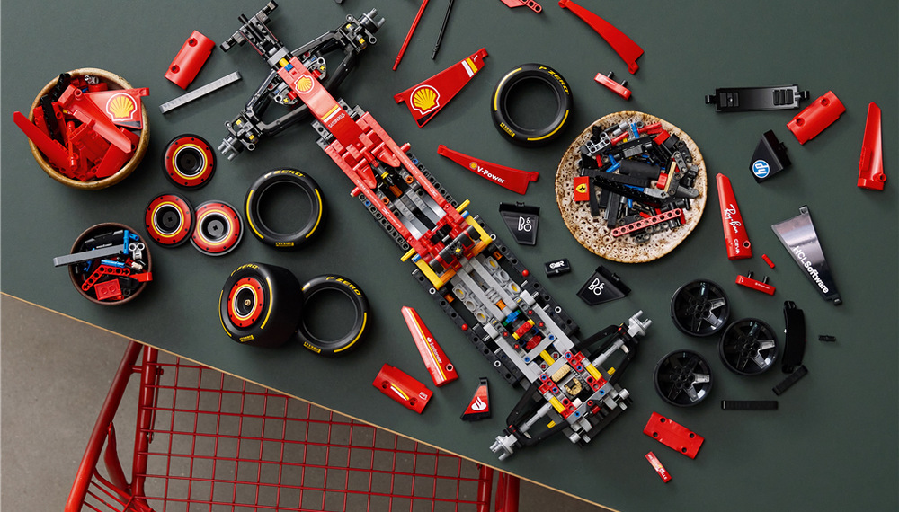 Autentický vzhled doplňují barvy Scuderia Ferrari, potištěné pneumatiky, nastavitelný spoiler a měřítko 1:8.