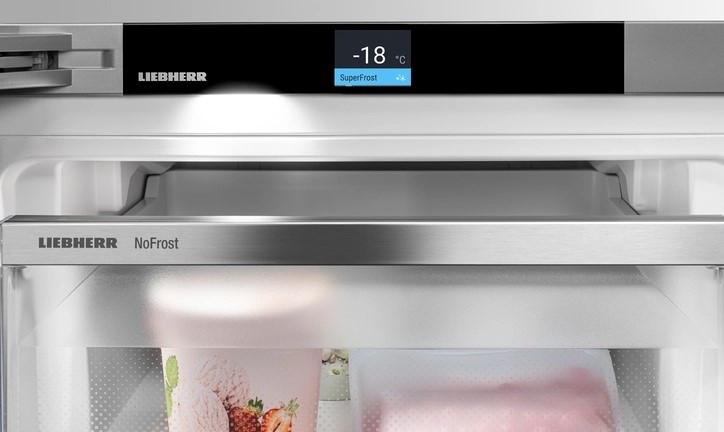 Chladnička s mrazničkou Liebherr My Style CNcfb 5203 tmavě modrá Transparentní zásuvky v mrazicím boxu slibují přehled nad uloženými potravinami.