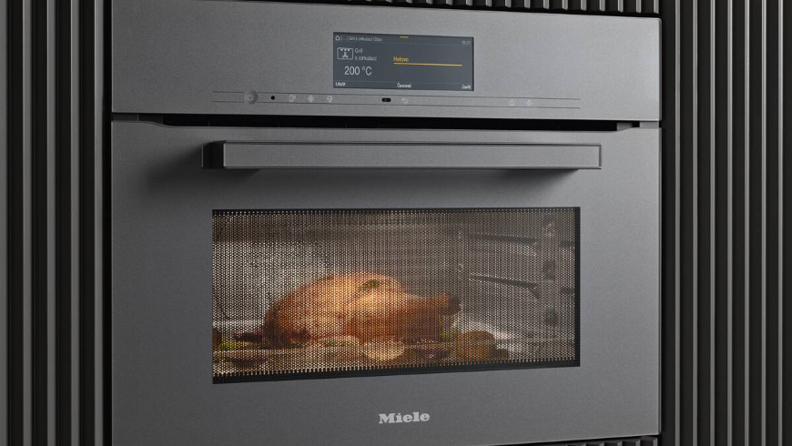 Trouba Miele H 7440 BM béžová Pečící se kuře v troubě Miele H 7440 BM