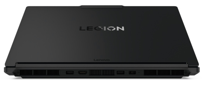 Zadní strana Lenovo Legion 5 15AHP11 s logem Legion, ventilačními otvory a konektory.