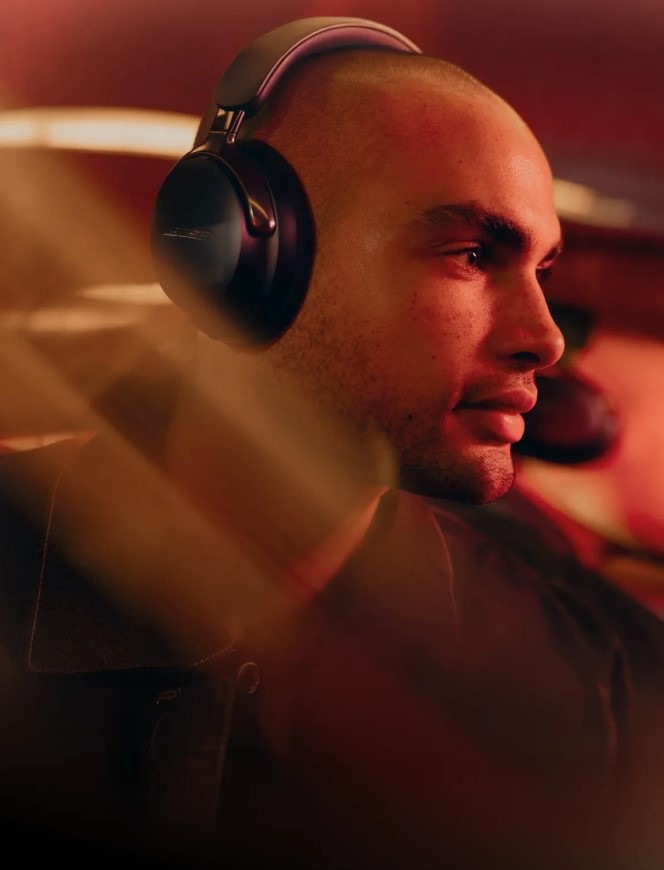 Sluchátka Bose QuietComfort Ultra Headphones 2nd Gen béžová Muž s elegantními obloukovými sluchátky QuietComfort Ultra Headphones 2nd Gen