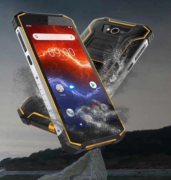 Mobilní telefon myPhone Hammer Energy X2 6 GB / 128 GB černý/oranžový Odolný telefon myPhone Hammer Energy X2 zepředu a zezadu na skále