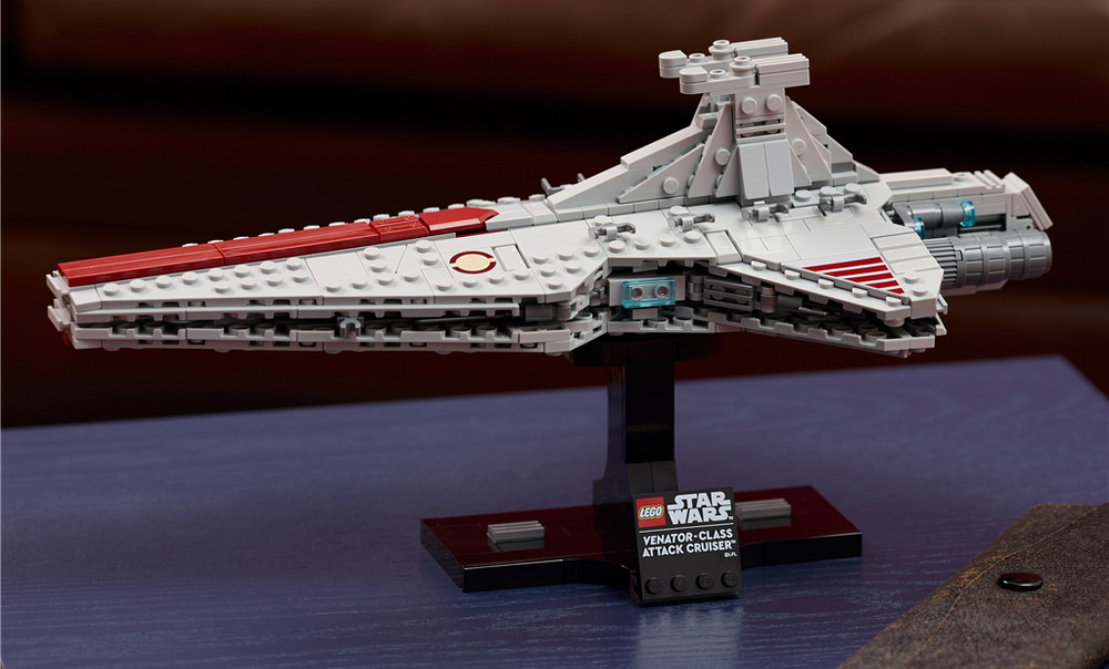 Stavebnice LEGO® Star Wars™ 75441 Útočný křižník třídy Venator Sestavitelný podstavec s cedulkou umožní model bezpečně vystavit na polici, ve vitríně nebo na stole.