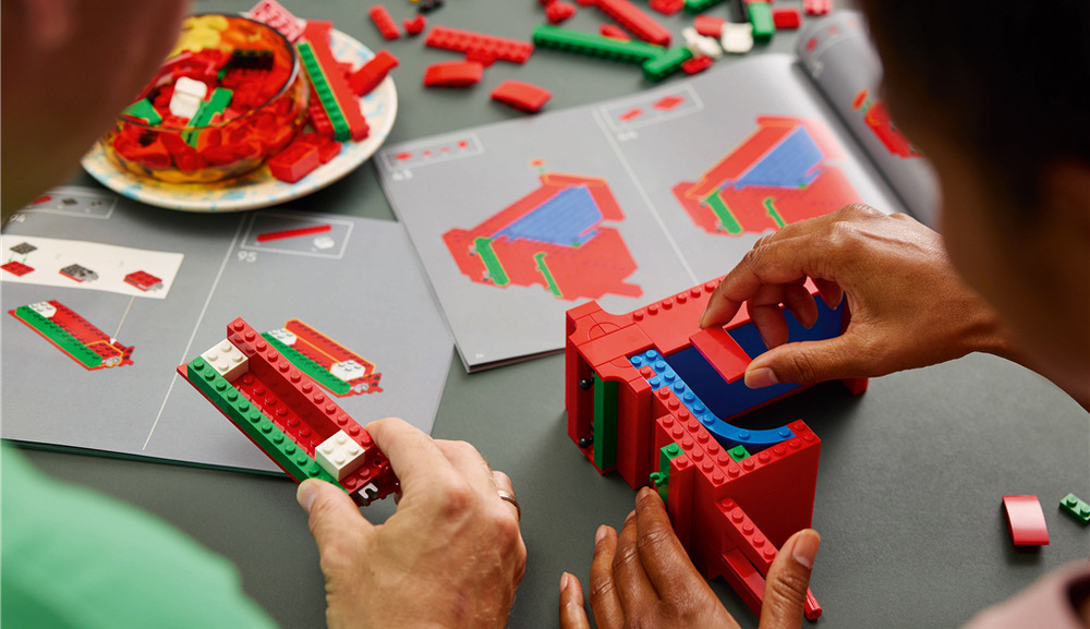 Stavebnice LEGO® Art 31214 LOVE Dva návody umožňují sestavit model společně s blízkým člověkem a vytvořit si vzpomínku na společný zážitek.
