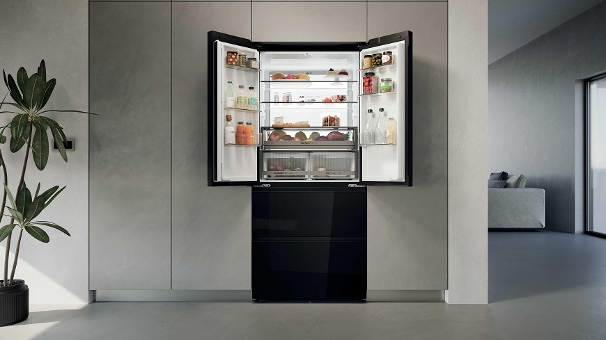 otevřená černá chladnička french door haier HFKR7819DNGB zabudovaná ve stěně zepředu, uvnitř svítí led osvětlení