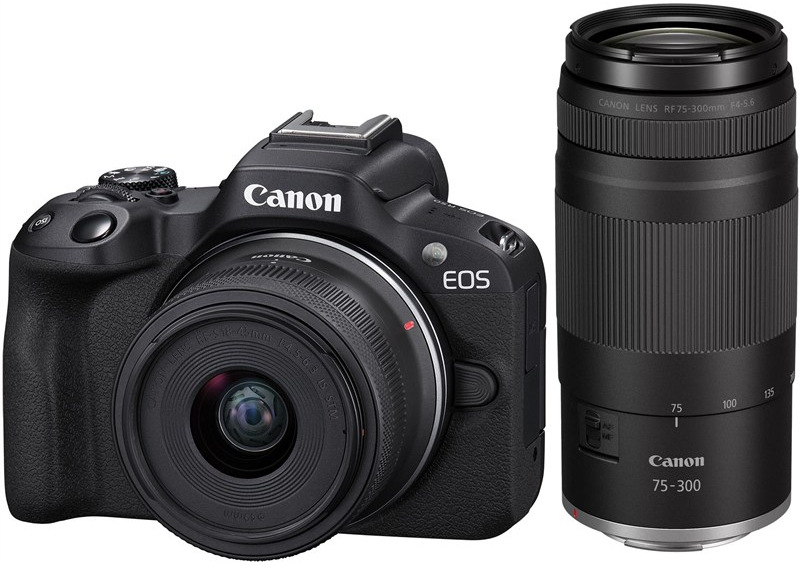Bezzrcadlovka Canon EOS R50 s nasazeným objektivem RF-S 18–45 IS STM a setovým objektivem RF 75–300, černá barva