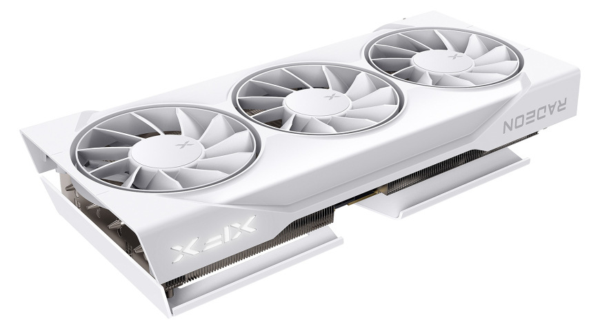 Šikmý pohled na XFX Radeon RX 9060 XT OC s trojitým chlazením a minimalistickým bílým designem