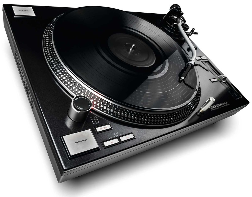 Gramofon Reloop RP-7000 MK2 při přehrávání vinylové desky s funkcí Reverse