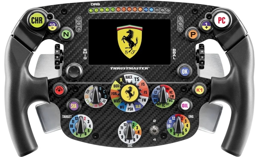 Volant Thrustmaster Formule Ferrari SF-25 edice Add-On, PC , PS5/4 černý Detail displeje s telemetrickými údaji o rychlosti, převodu a systému DRS