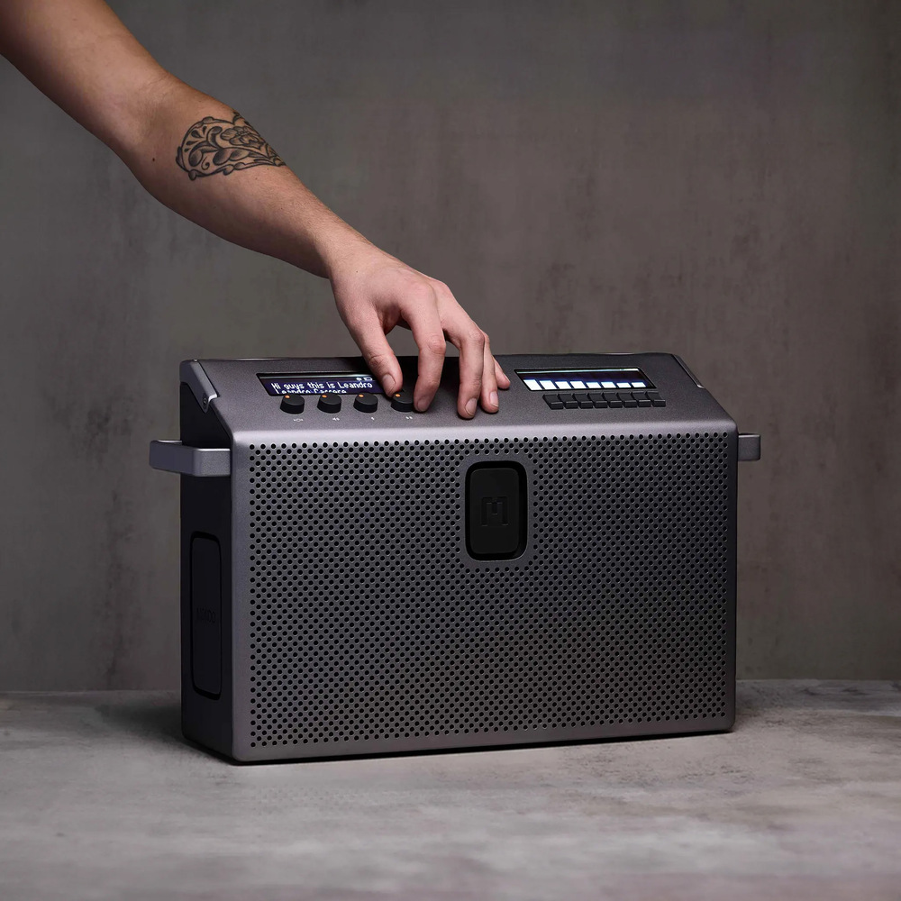 Přenosný reproduktor Mondo Speaker Large stříbrný Reproduktor Mondo Speaker Large s výdrží až 8 hodin