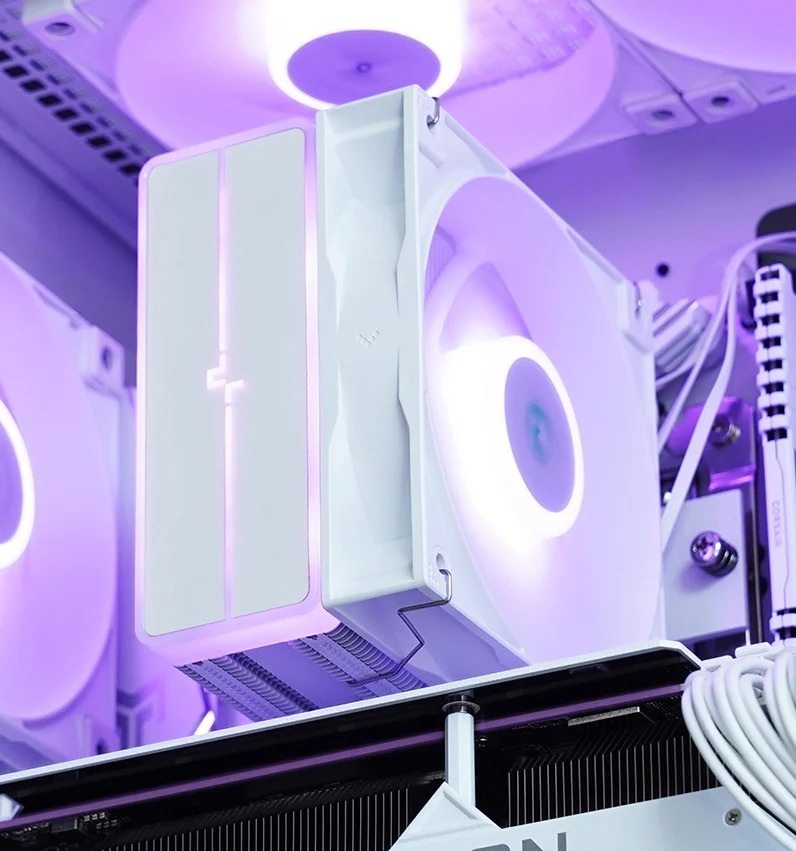Chladič CPU DeepCool AG400 ARGB V2 White bílý Interiér herního počítače ukazuje bílý chladič CPU se zářícími fialovými LED ventilátory. Elegantní design a chladné odstíny vytvářejí moderní, hi-tech atmosféru.