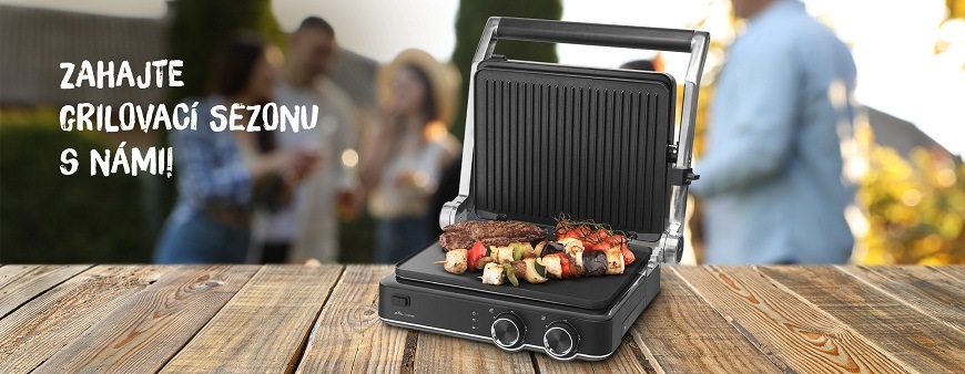 Gril ETA GrilChef 5156 90000 nerez Otevřený kontaktní elektrický gril ETA GrilChef s masem a špízy na dřevěném stole při venkovním grilování na zahradě