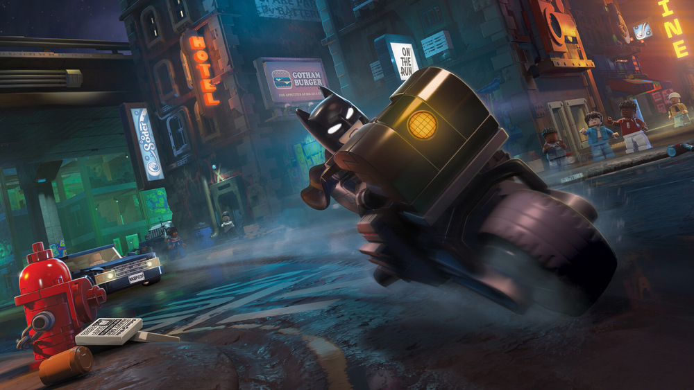 Batman se prohání na motorce deštivou, neonově osvětlenou ulicí Gotham City. Scéna je dynamická a nabitá akcí.
