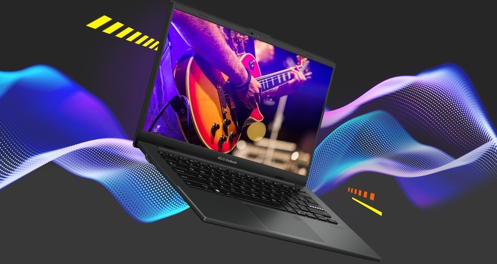 Notebook ASUS Vivobook Go 14 v černém provedení při přehrávání hudebního vystoupení