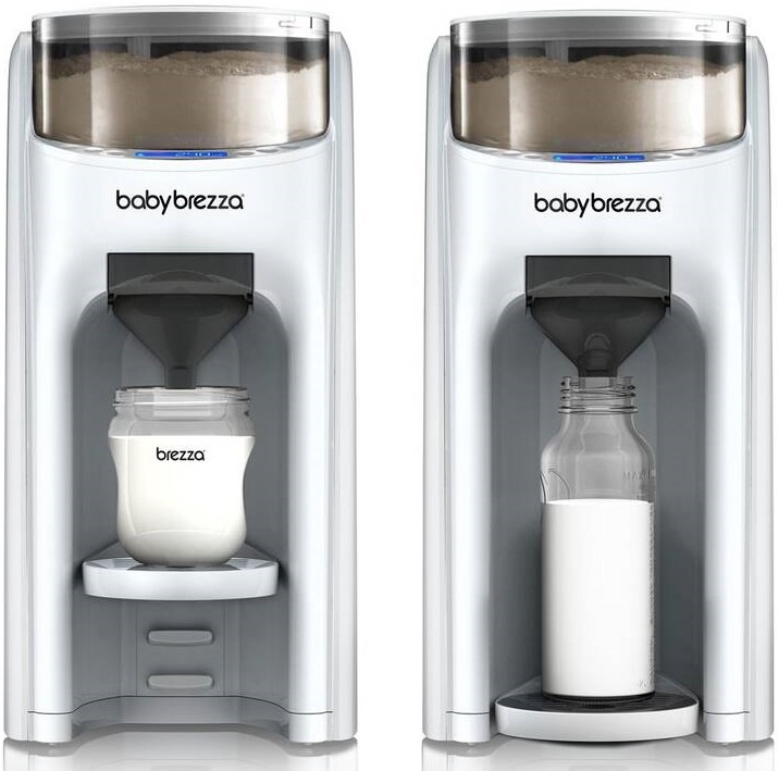 Pohled zblízka na dvě zařízení Baby Brezza Formula Pro Advanced White, příčemž v každém je umístěna velikostně jiná lahvička. Znázorňuje to kompatibilitu s různými druhy příslušenství.