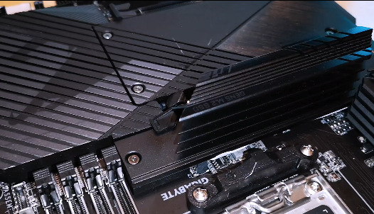 Základní deska GIGABYTE Z890M GAMING X Gigabyte Z890M GAMING X má i slot PCIe 5.0