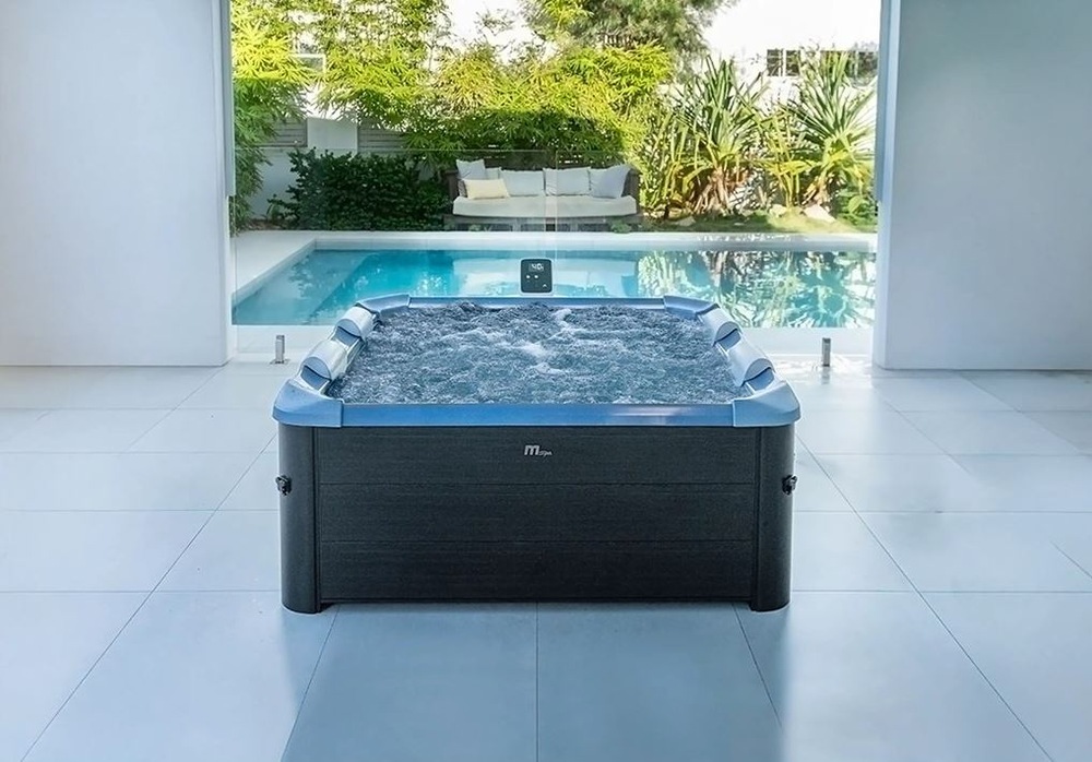 Vířivka MSpa OSLO SAPPHIRE F-SA063W Thermo 2026 černá Vířivka MSPA OSLO SAPPHIRE F-SA063W Thermo 2026 v exteriéru