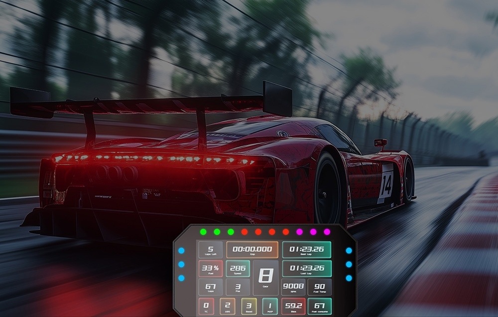 Displej Moza Racing CM2 hliník Červené závodní auto s jasně svítícími zadními světly uhání po mokré trati. Digitální překryvná řídicí deska zobrazuje časy kol a rychlost.