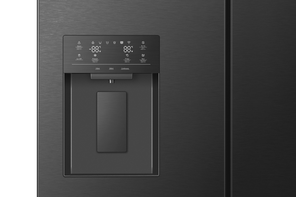 Americká lednice Hisense RF815N4SEFE černá Detail dávkovače vody u lednice Hisense