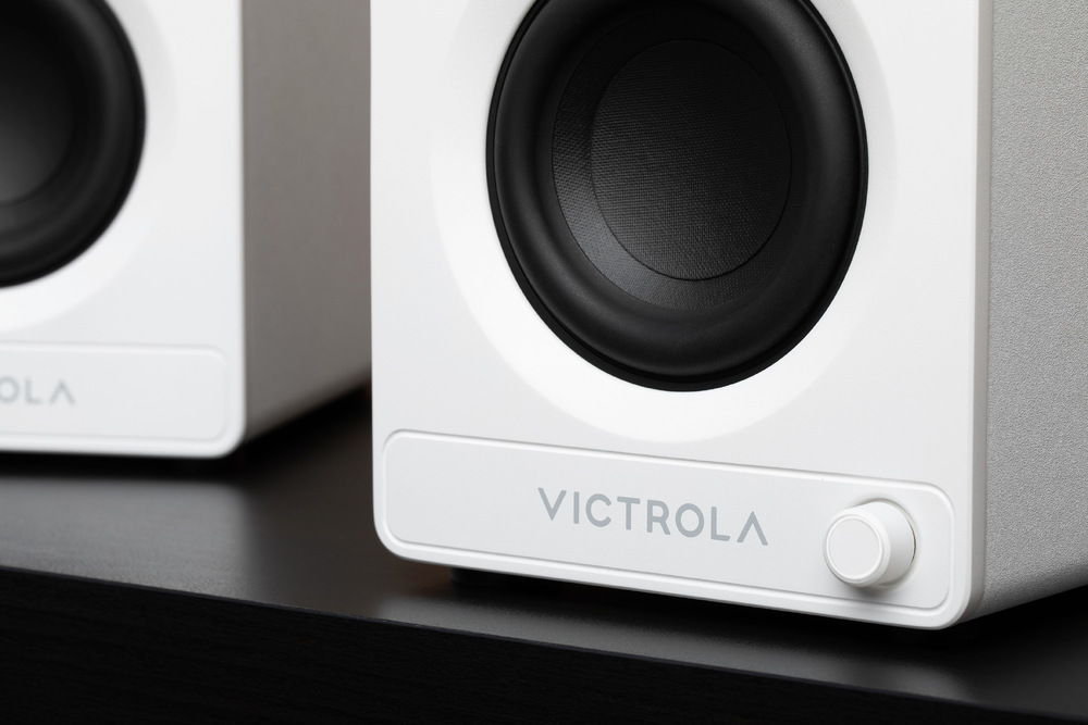 Reproduktory Victrola VPS-400 Tempo (2 ks) bílý Detail reproduktorů Victrola stojící na stole