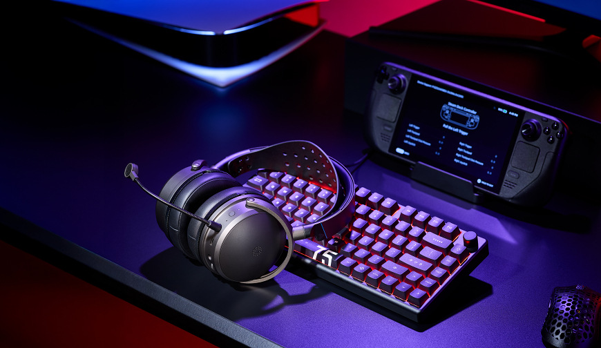 Headset Audeze Maxwell 2 Xbox šedý Herní headset položený na klávesnici u herní sestavy
