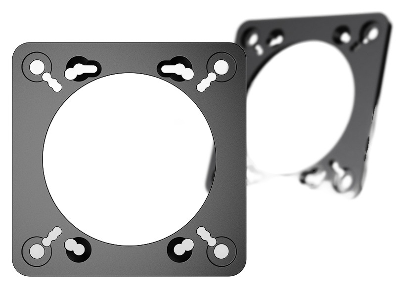 Adaptér Moza Racing Stalks Adapter Plate - RS065 ocel Kovový montážní držák s velkým kruhovým výřezem, který obsahuje několik menších otvorů a drážek, kontrastuje s rozmazaným, identickým držákem v pozadí.
