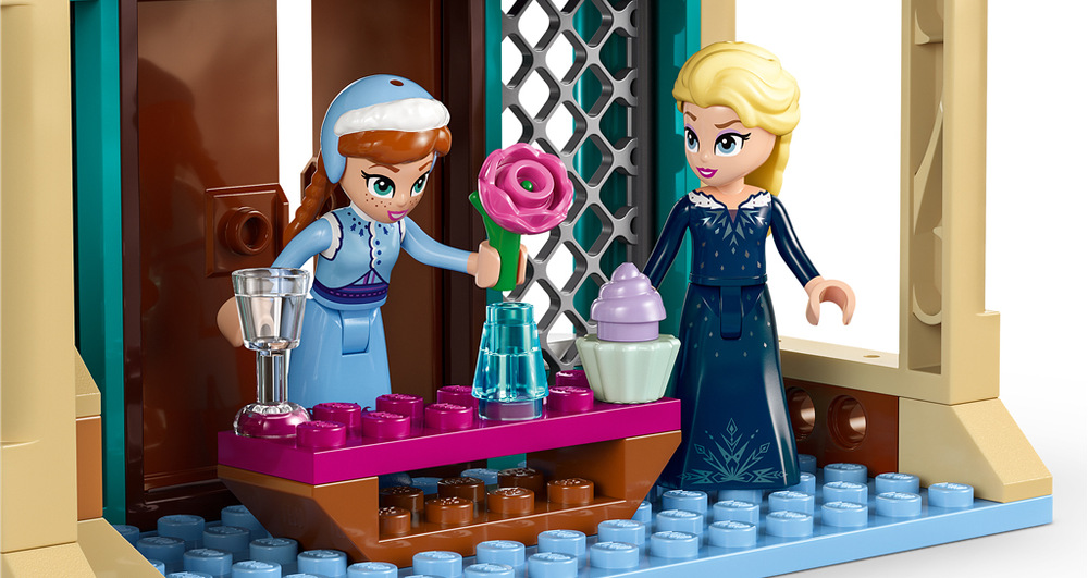 Stavebnice LEGO® │ Disney Ledové království 43265 Hrad Arendelle z filmu Ledové království Hrad ze 177 dílků LEGO měří 25 cm a s digitálním návodem nabízí zábavu i dětem od pěti let.
