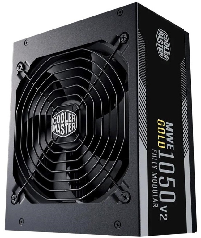 Na obrázku je černý napájecí zdroj Cooler Master. Zepředu je vidět velký chladicí ventilátor krytý kovovou mřížkou s logem Cooler Master uprostřed, z boku pak nápis MWE Gold 1050 V2 Fully Modular. Zdroj působí robustně, moderně a je určený pro výkonné počítačové sestavy.
