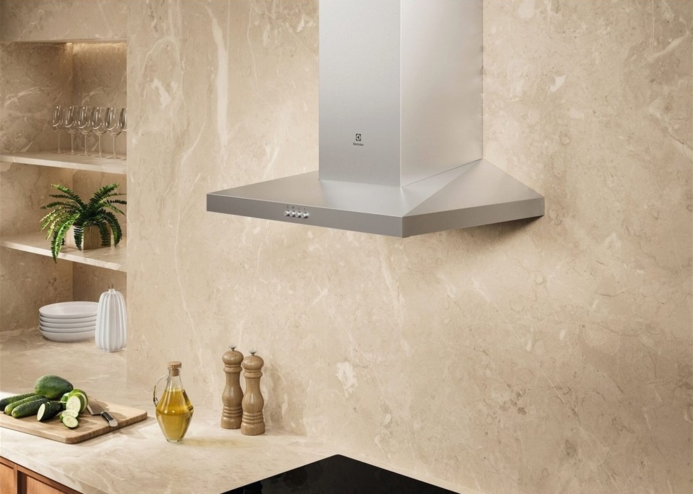 Komínový odsavač par Electrolux LFC516X série 500 v kuchyni nad varnou deskou.
