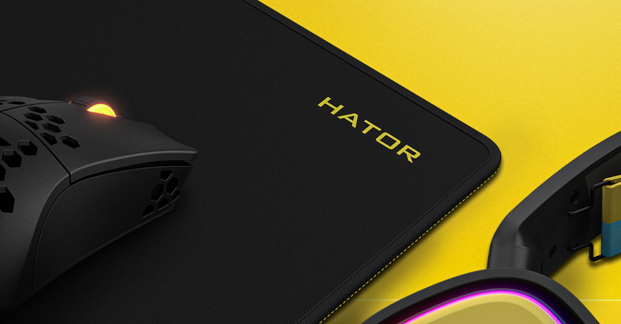Podložka pod myš HATOR Tonn EVO L eSports Edition černá Detail povrchu podložky HATOR Tonn eSport s myší, logem a obšitým rohem