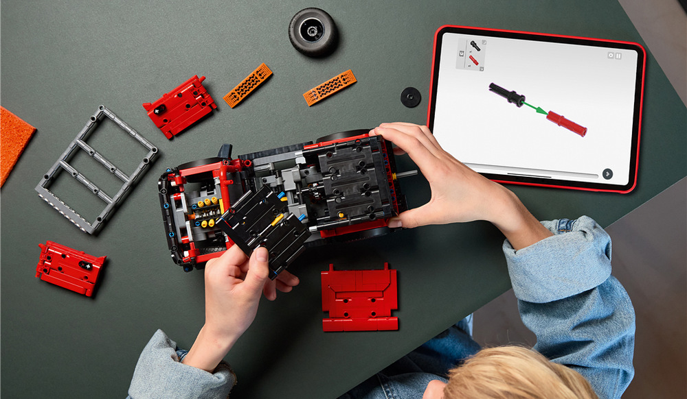 Stavebnice LEGO® Technic 42213 SUV Ford Bronco® Střešní nosič s trakčními deskami vybízí k vymýšlení terénních dobrodružství a model se hodí i jako dekorace.