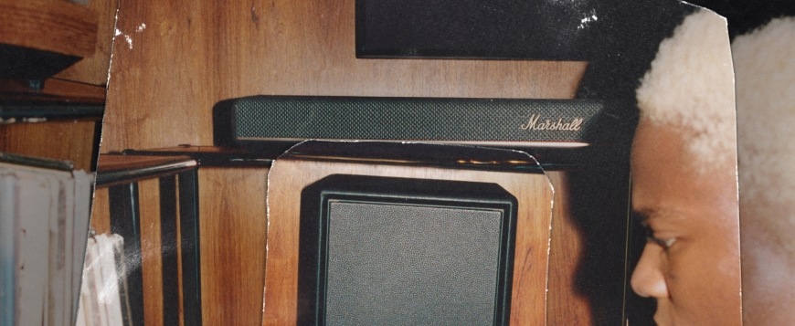 Soundbar Marshall Heston 60 umístěný pod televizí