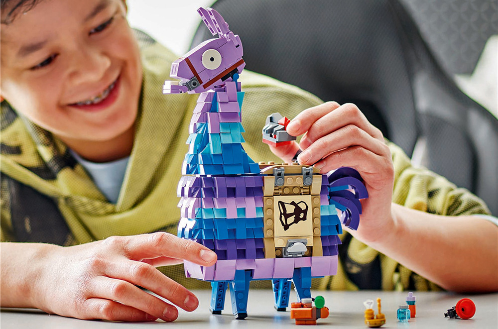 Stavebnice LEGO® Fortnite® 77071 Supply Llama Pohyblivá hlava a otevírací tlama umožňují měnit polohu Llamy a zapojit ji do vlastních příběhů.