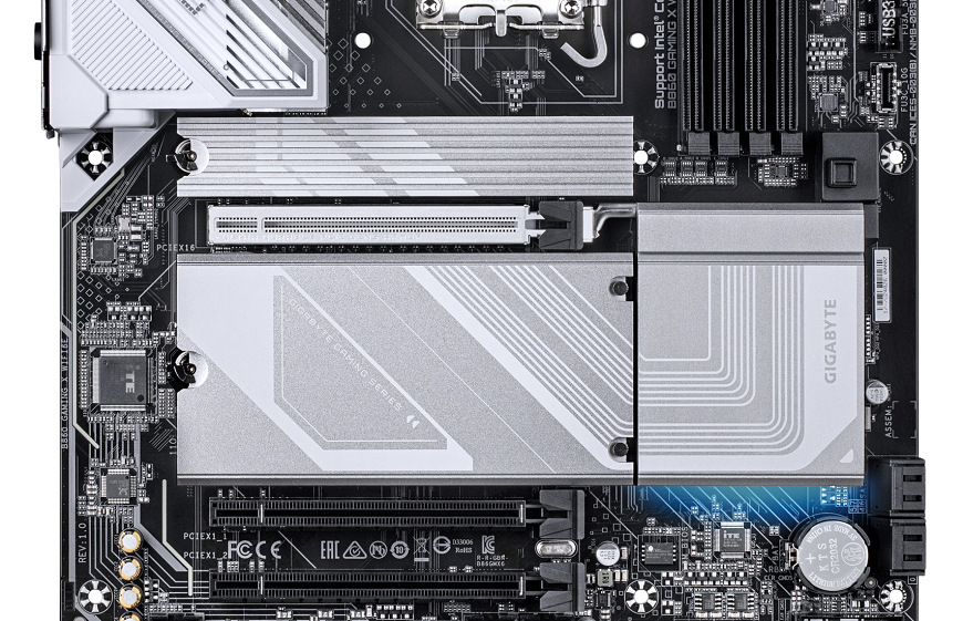 Detail chlazení M.2 slotu a pasivů čipsetu na desce Gigabyte B860 GAMING X WIFI6E