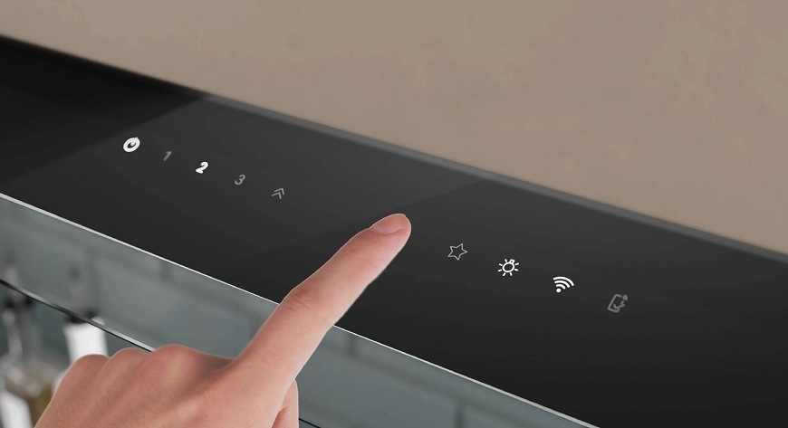 Dotykové ovládání na skleněném panelu odsavače par Bosch DBB67DP60integrovaný do kuchyňske linky