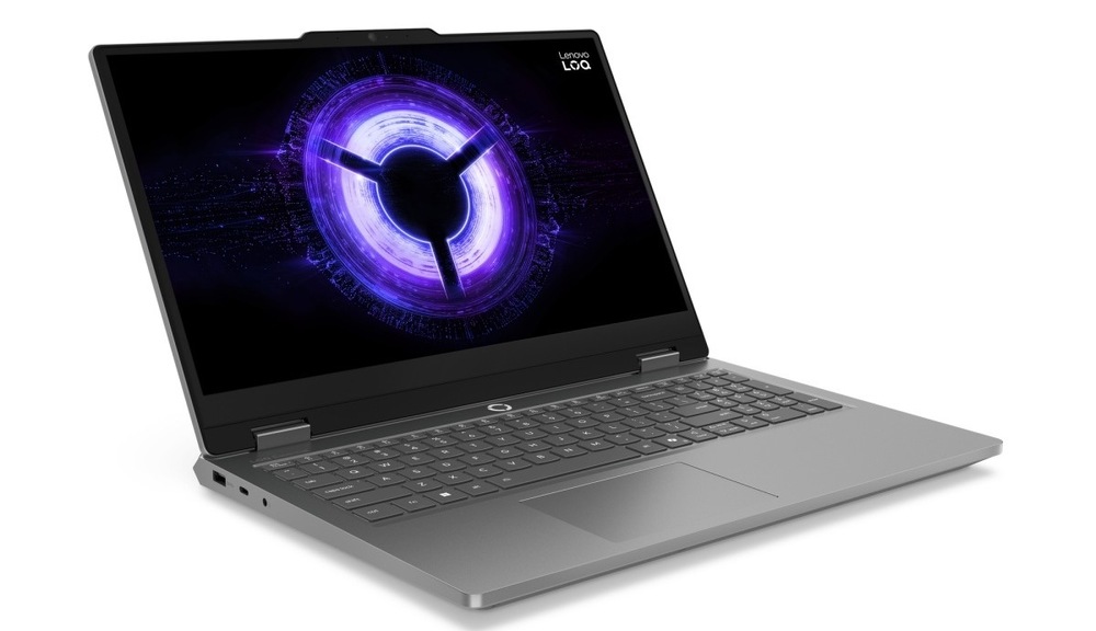 Notebook Lenovo LOQ Essential 15ARP11 + Game Pass předplatné na 3 měsíce šedý Otevřený a zapnutý notebook Lenovo LOQ Essential 15ARP11 otočený doprava