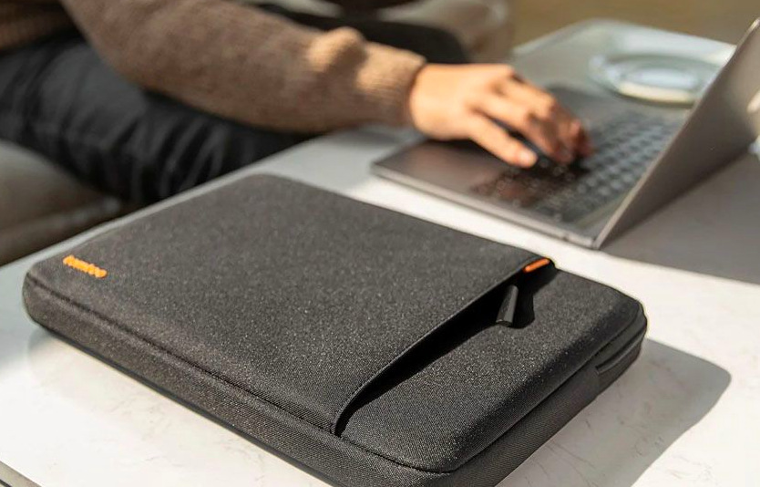 Pouzdro na notebook tomtoc Sleeve na 14" MacBook Pro - černé