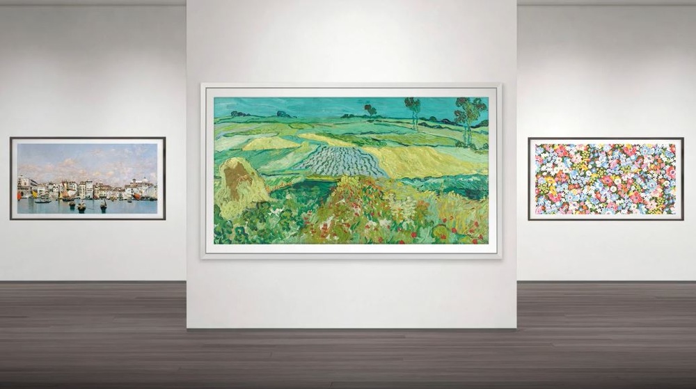 obrazy v režimu Art Home na 3 televizich samsung the frame. Prostřední je předsunutý a je na nem zelená příroda
