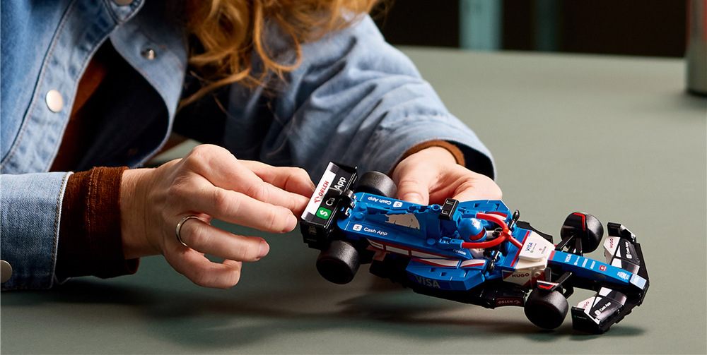 Hotový monopost se díky kompaktním rozměrům snadno vystavuje a skvěle doplní sbírku vozů LEGO Speed Champions.