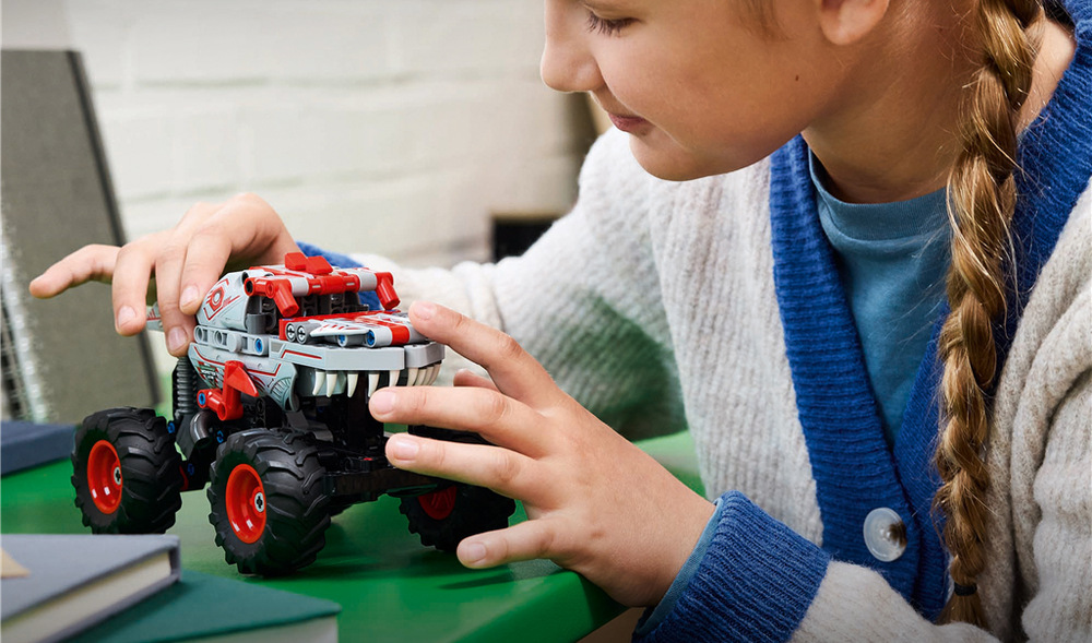 Stavebnice LEGO® Technic 42200 Monster Jam™ ThunderROARus™ s natahovacím motorem ThunderROARus spojuje vzhled monster trucku s dinosauřími prvky, jako jsou šupiny, hroty a zuby.