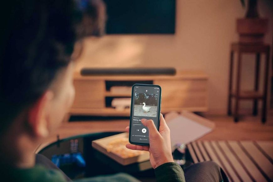 Soundbar JBL BAR 500 MK2 černý Muž streamuje hudbu do soundbaru JBL BAR 500 MK2 skrze telefon