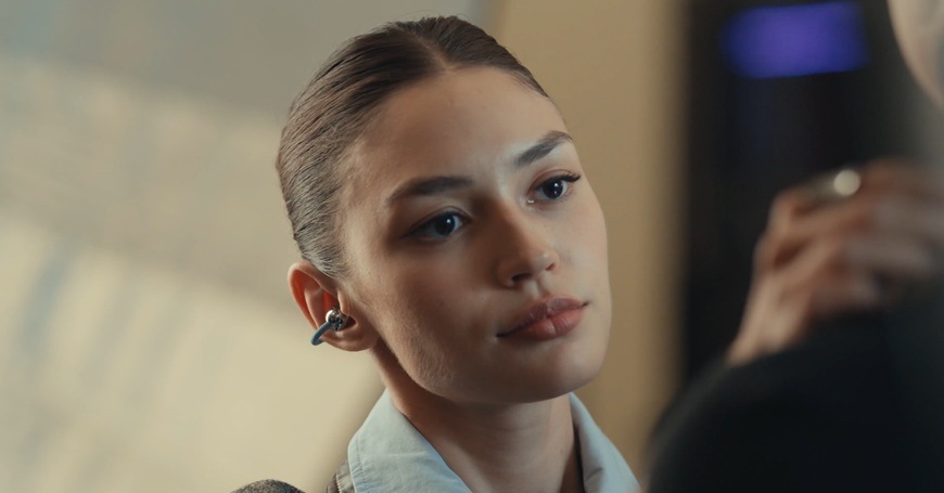 Žena se sluchátkem v uchu.