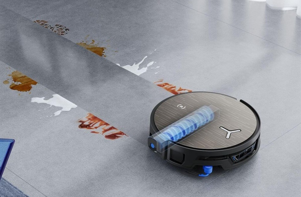 Robotický vysavač Ecovacs DEEBOT X12S OMNICYCLONE GOLD zlatý Robotický vysavač Ecovacs DEEBOT X12S OMNICYCLONE GOLD přejíždí po podlaze, na které jsou rozlité různé skvrny. Vše dokonale vyčistí.