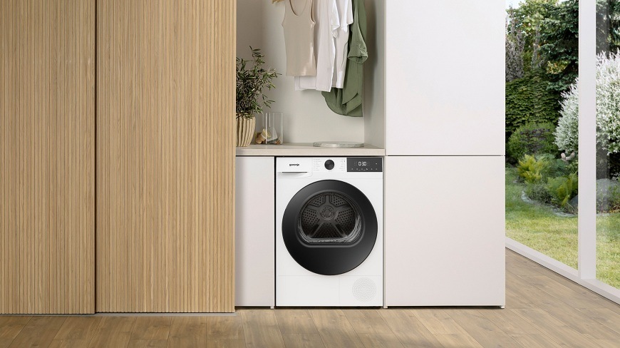  sušička Gorenje DG2P8D v místnosti, visí nad ní prádlo