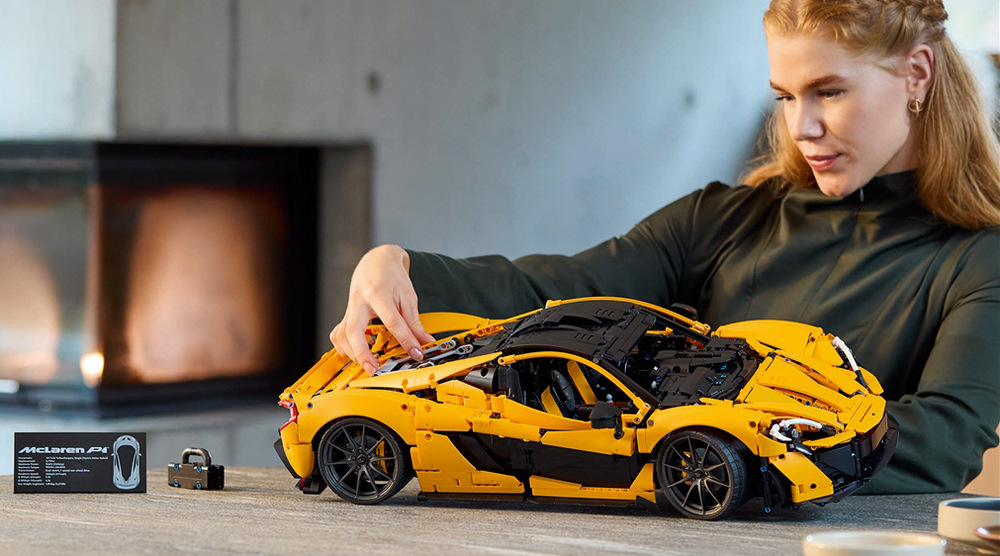 Stavebnice LEGO® Technic 42172 McLaren P1™ Celkem 3 893 kostek LEGO promění stavění v rozsáhlý projekt a výsledný vůz měří téměř 60 cm na délku.